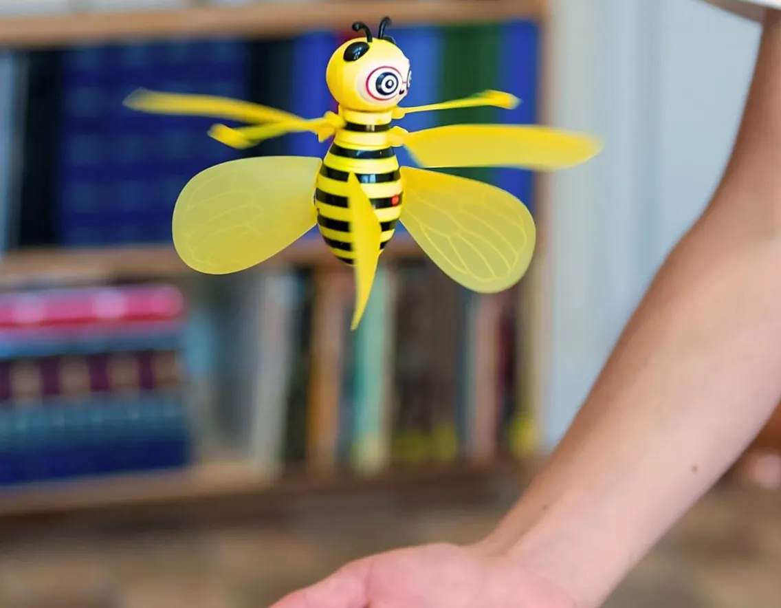 Wicked Fun|Age 10-Funtime Gifts Flying Bee - Control with your hand!